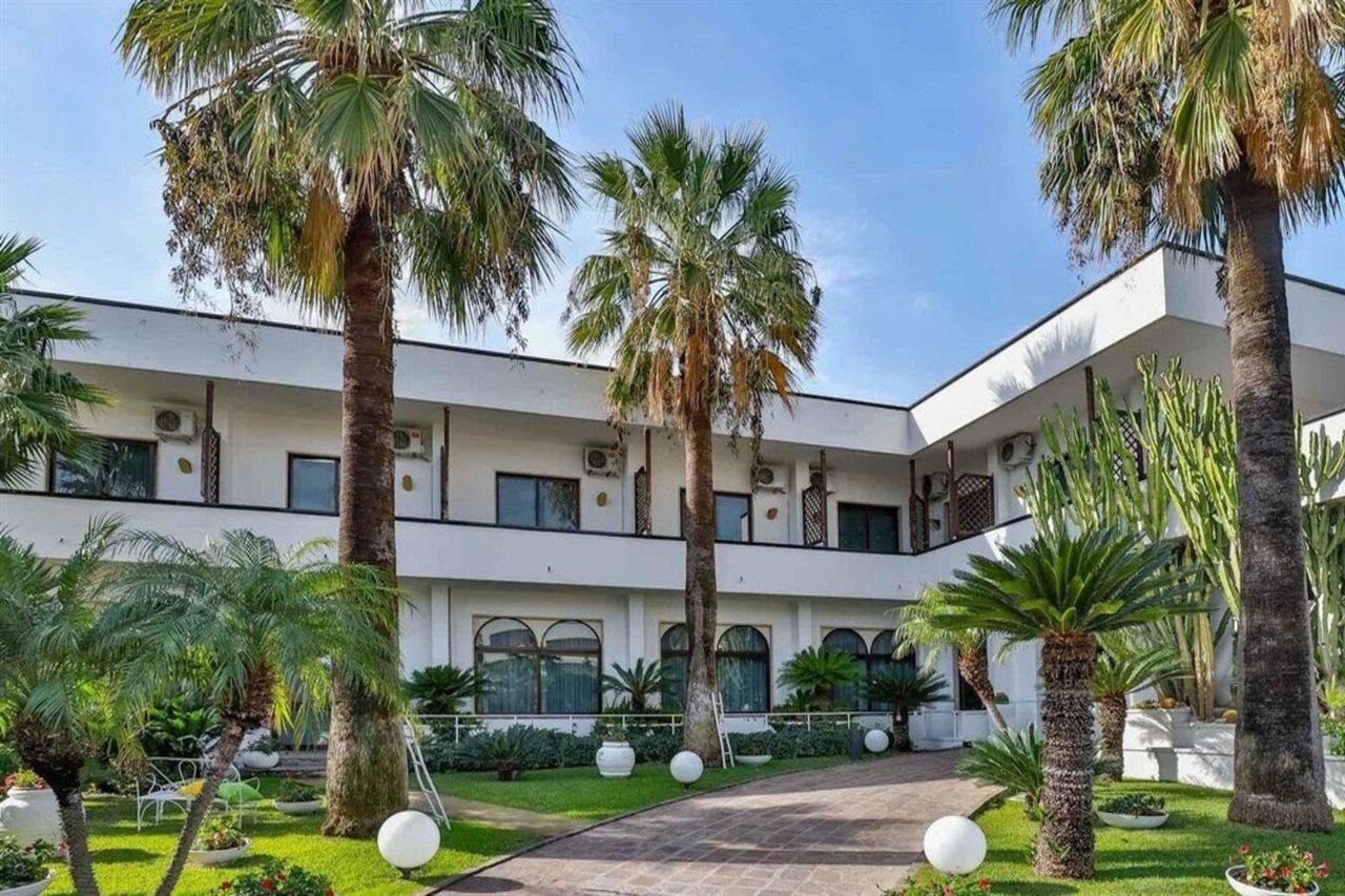 Hotel Delfa Paestum Bagian luar foto