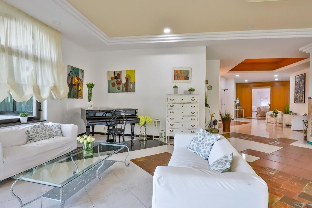 Hotel Delfa Paestum Bagian luar foto