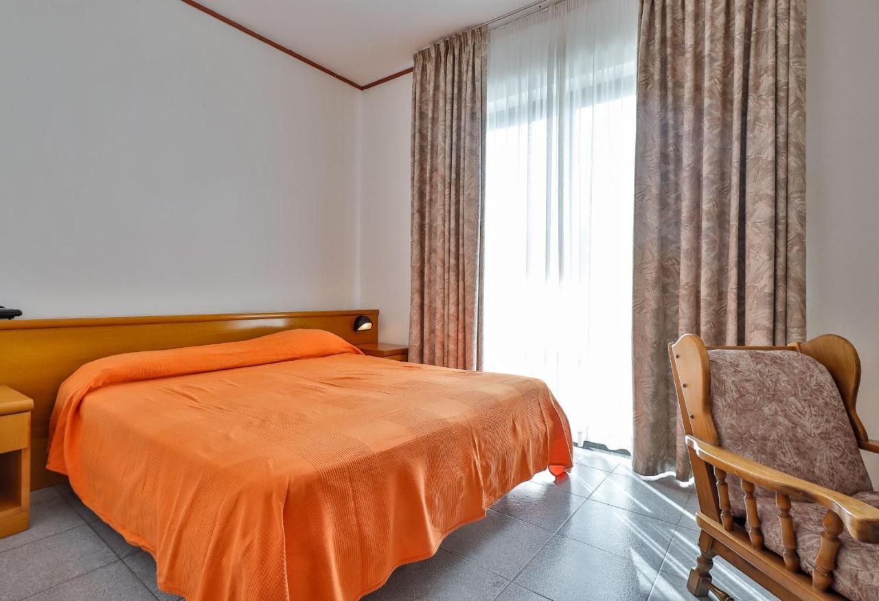 Hotel Delfa Paestum Bagian luar foto